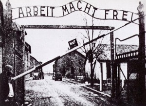 L'entrata del campo di concentramento di Auschwitz con la scritta "Il lavoro rende liberi"