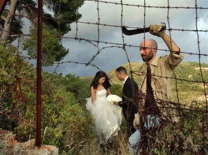 Un fotogramma dal film "Io sto con la sposa" diretto da Antonio Augugliaro, Gabriele Del Grande e Khaled Soliman Al Nassiry