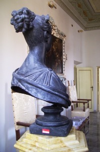 Retro busto in ghisa  Granduchessa di Toscana nel palazzo Forestale