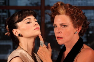 (Da sinistra) Romina Mondello e Pamela Villoresi in "Eva contro Eva"