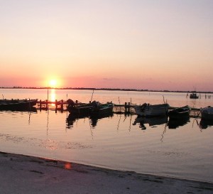 Un'immagine al tramonto della Laguna di Orbetello (GR)