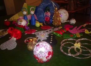 Alcuni adobbi natalizi creati dai bambini