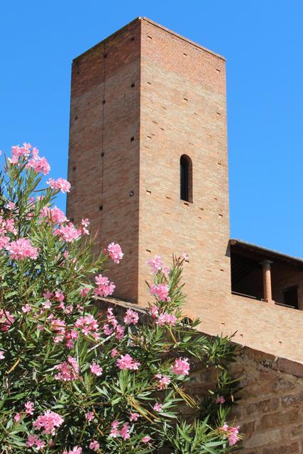 04) Veduta esterna della torre di Casa Boccaccio - RIDOTTA